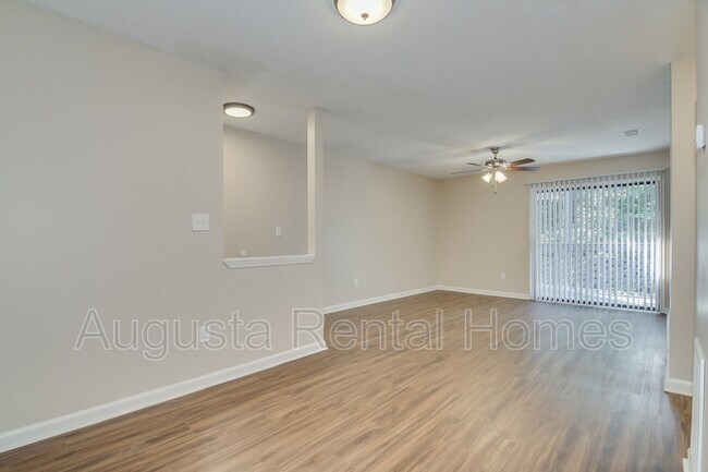 Foto del edificio - 3512 Woodlake Rd