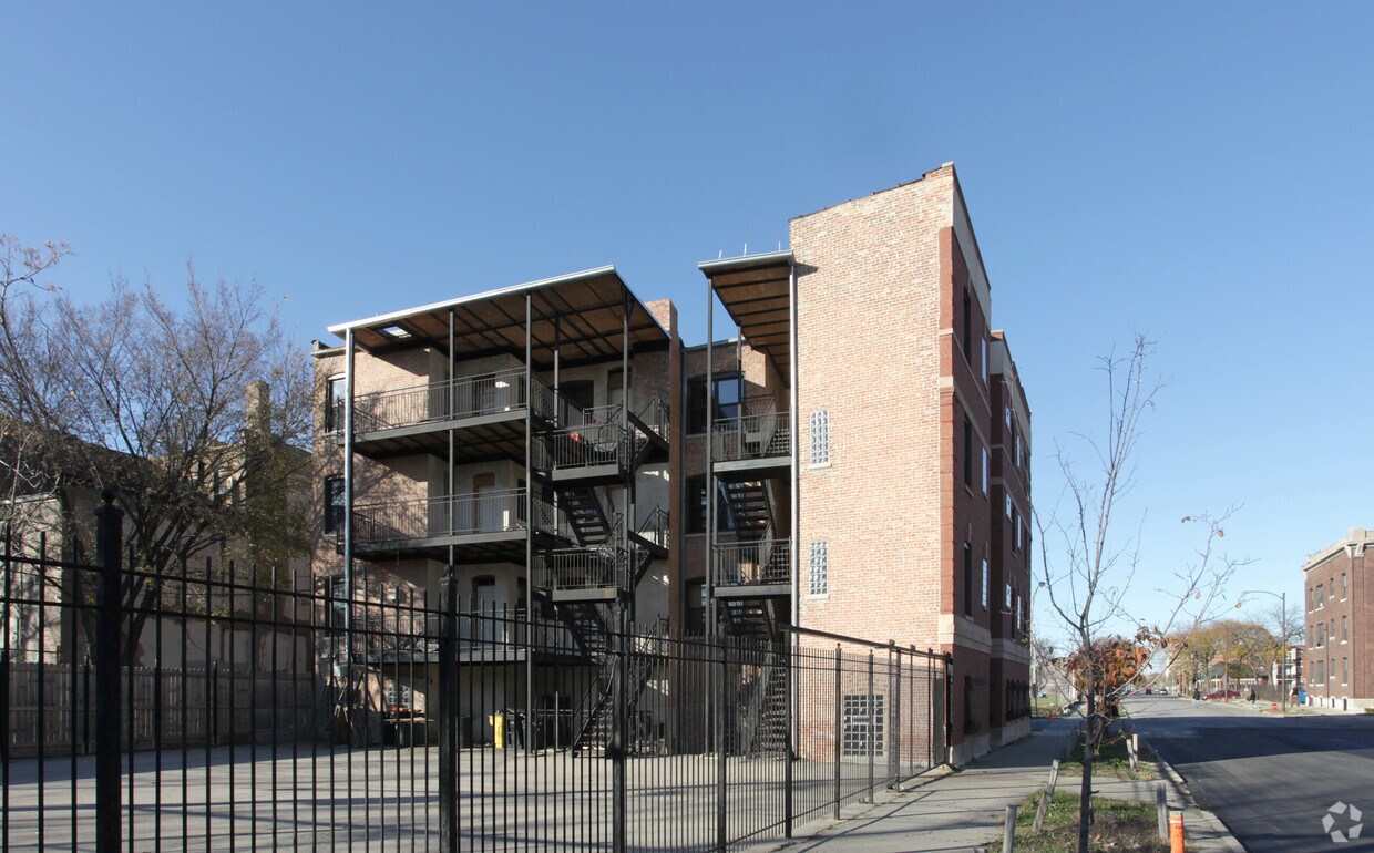 Building Photo - 525 E Oakwood Blvd