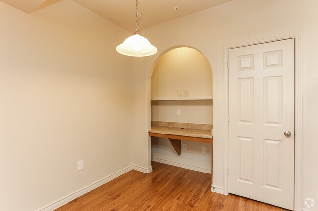 2HAB, 2BA - 989 ft² - Área de comedor y escritorio empotrado - Woodlawn Ranch Apartments