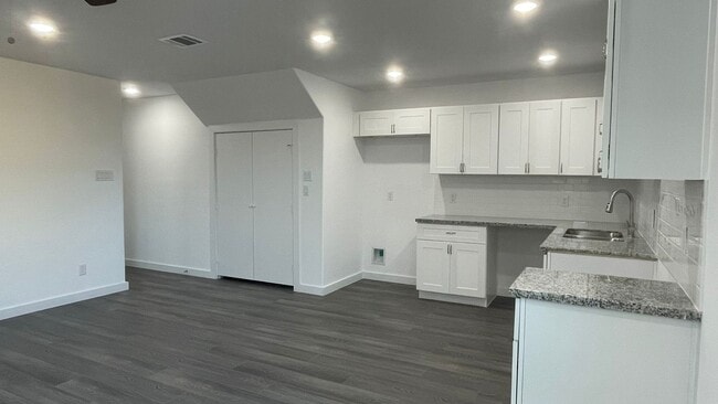 Building Photo - Beautiful house, perfect for families!!