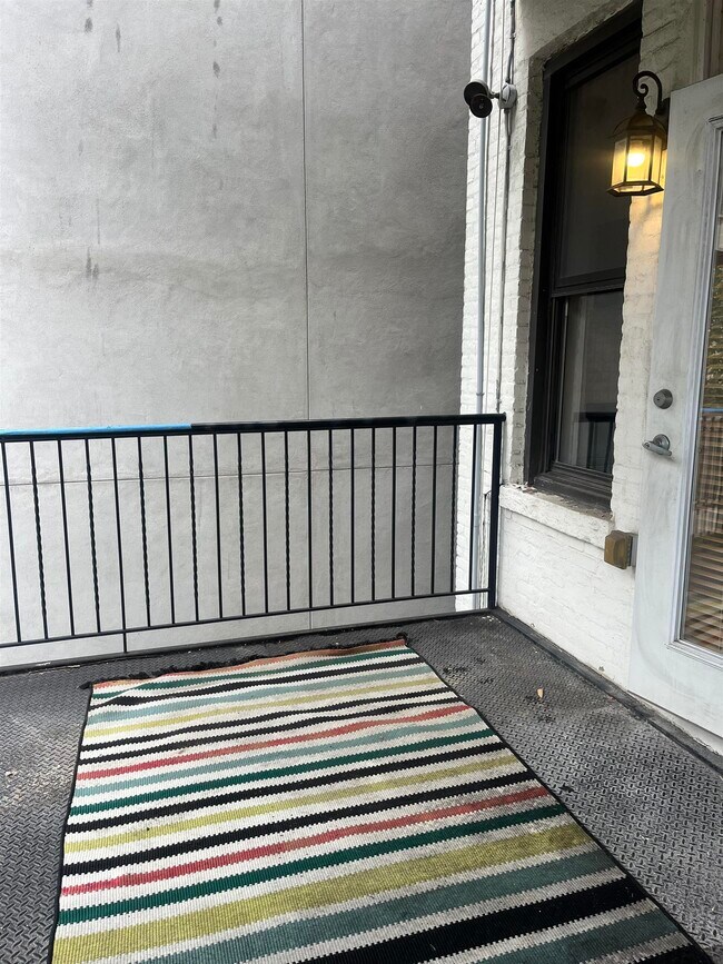 Foto del edificio - 608 Madison St