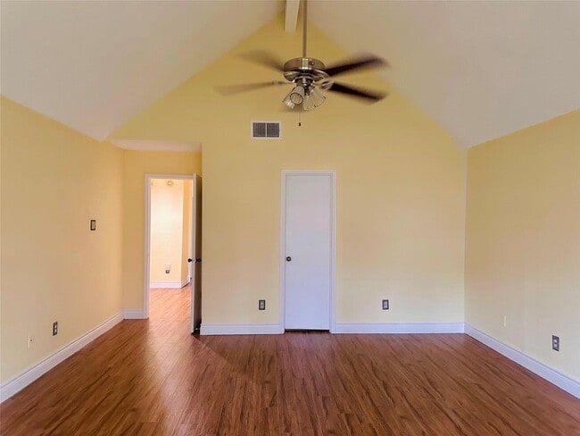 Building Photo - 3230 Meadway Dr