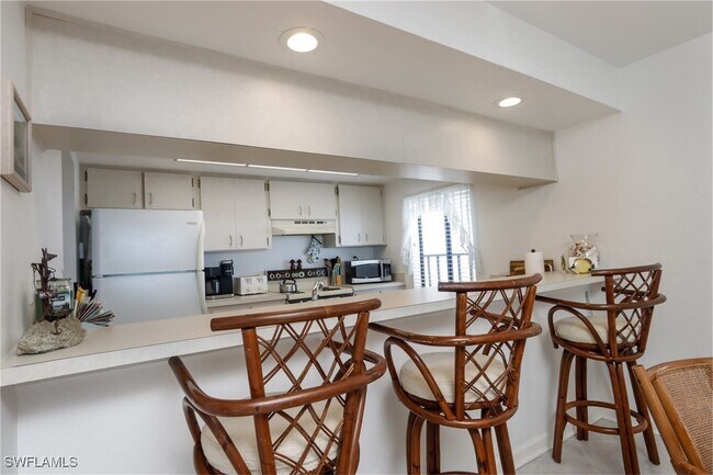 Foto del edificio - 25810 Hickory Blvd