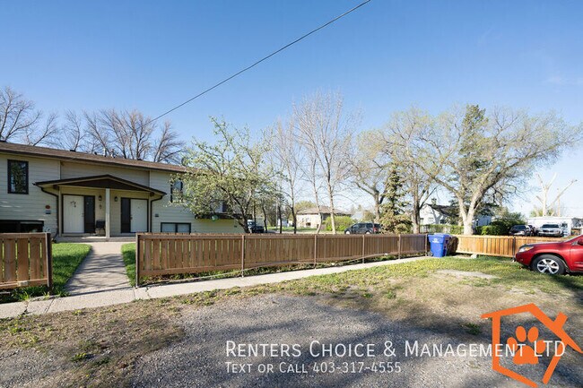 Photo du bâtiment - Pet Friendly Townhouse In Claresholm Close To Amenities