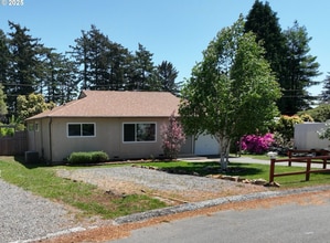 Building Photo - 337 Spruce Dr