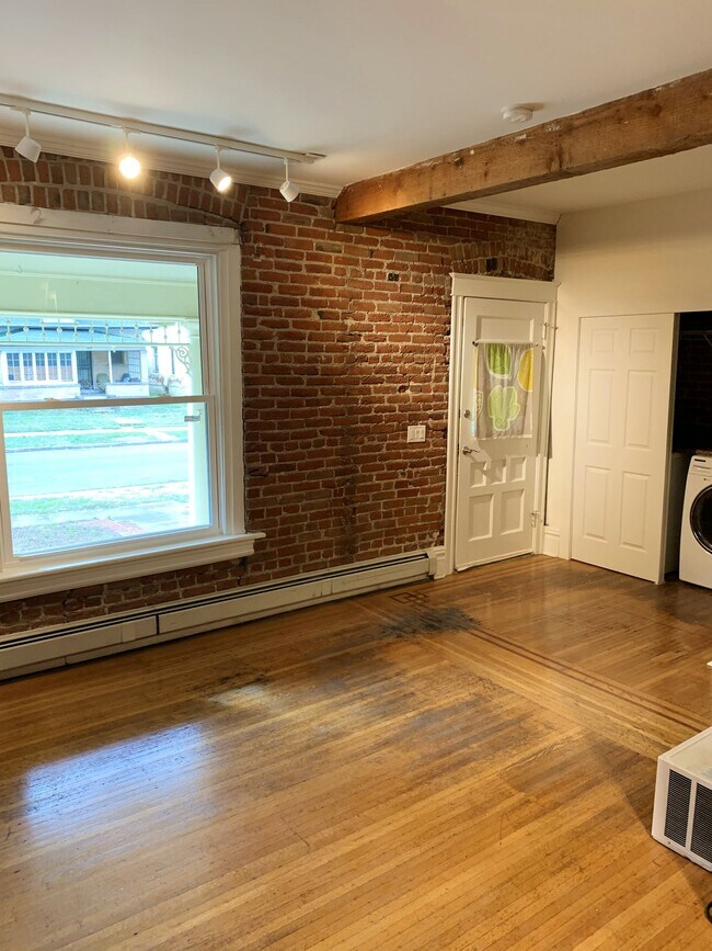Enjoy the open floorplan with hardwood floors & lots of natural light! - 1638 Adams St