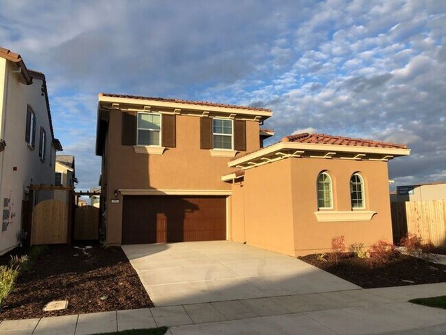 Building Photo - Spacious Two-story Single Family Home