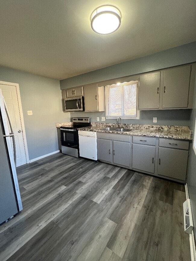 Building Photo - 11226 Roxbury Dr