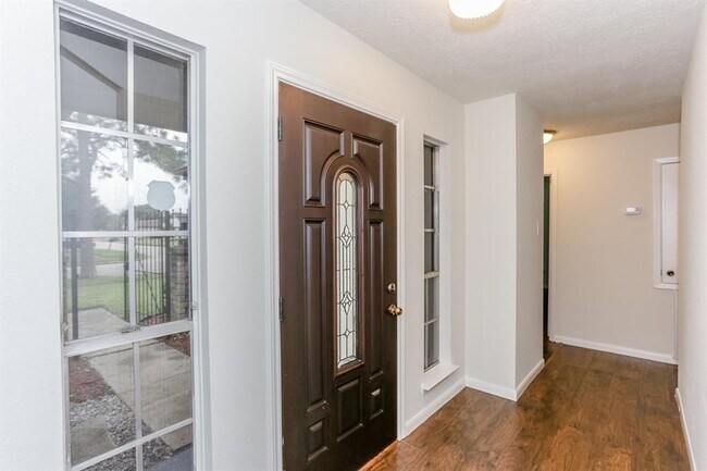 Building Photo - 619 Shenandoah Dr