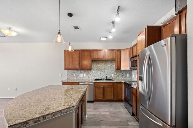 Foto del edificio - Charming 2 Bed, 2 Bath Top-Floor Condo with Great Sunrise Views