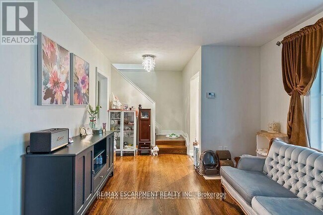 Building Photo - 561 Wingrove Crescent