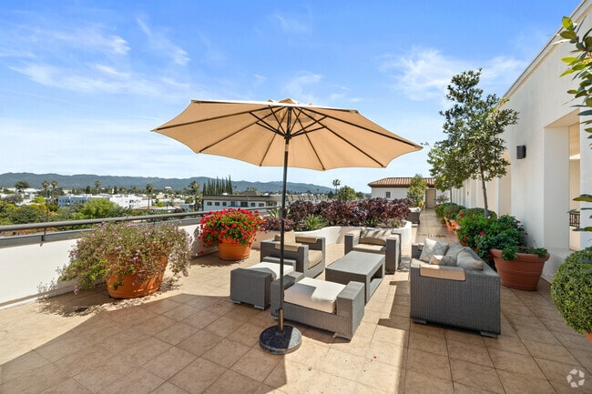 Metro Art - Rooftop Lounge - Metro Art Sherman Oaks Luxury Living