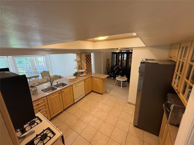 Foto del edificio - 6612 Dahlia Dr
