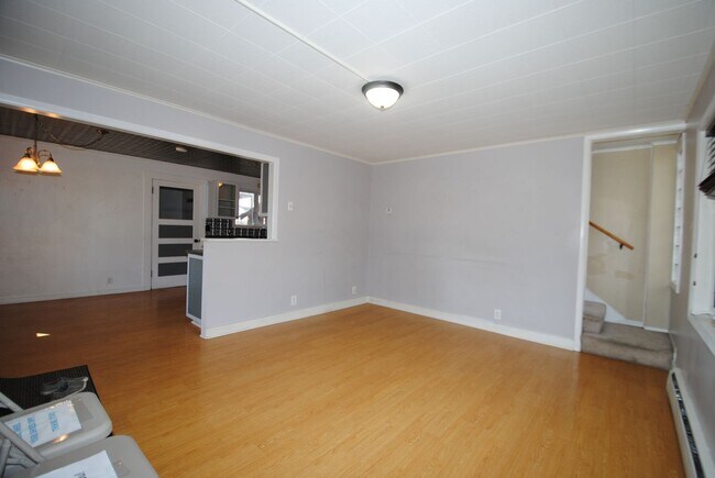 Building Photo - Spacious & centrally located 4 bed / 3 bat...
