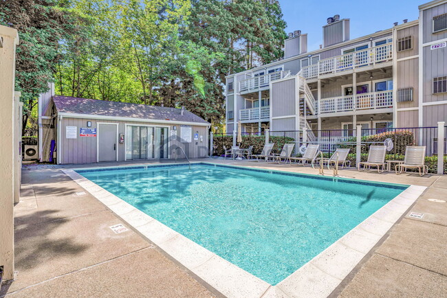 Building Photo - 2709 Oak Road Unit E