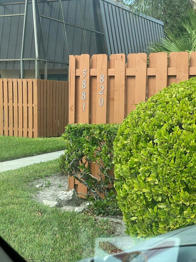 Foto del edificio - 5881 SE Windsong Ln