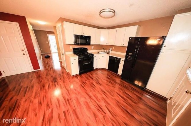 Building Photo - 2 br, 1.5 bath Townhome - 33 Madonna Circle