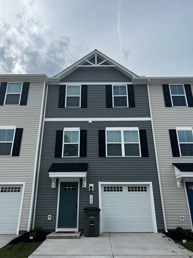 Building Photo - 104 Verdant Leaf Wy