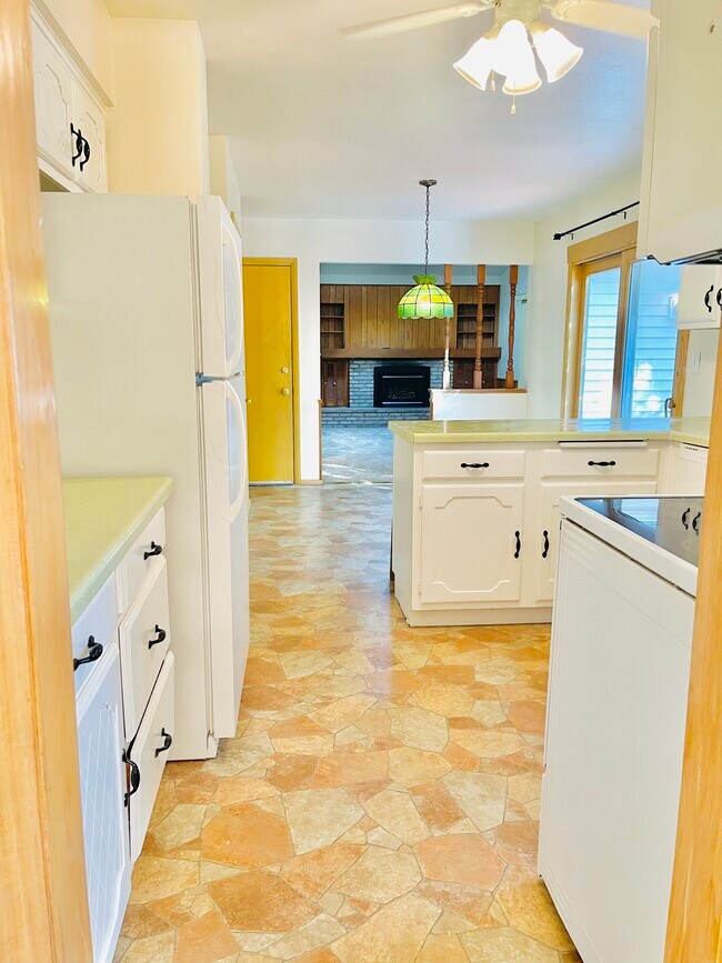 Building Photo - 567 E Peckham St