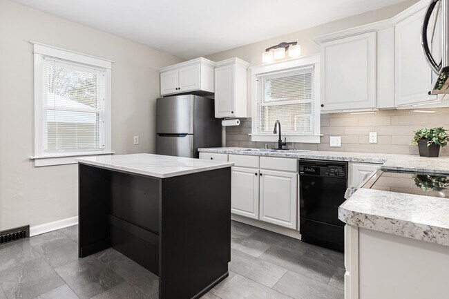 Quartz island w/ seating space - 1138 W Winnebago St