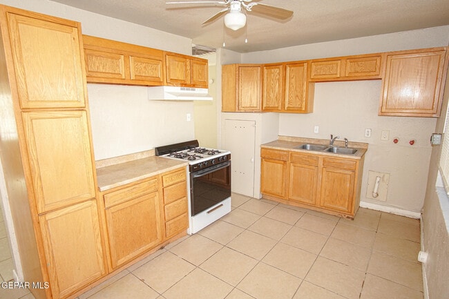 Building Photo - 6205 Tesuque Dr