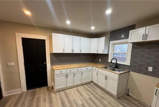 Foto del edificio - 14910 Kingsford Ave