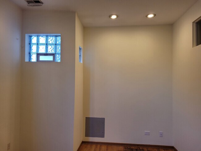 Foto del edificio - 2350 W Grand Ave