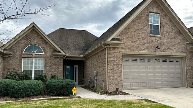 Foto del edificio - COMING IN June - Large Townhouse in Stonew...