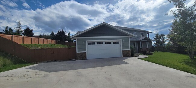 Building Photo - 175 Kara Dr