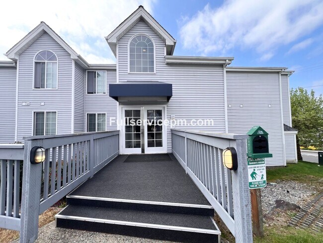 Foto del edificio - Stylish and Updated Newport Crest Condo