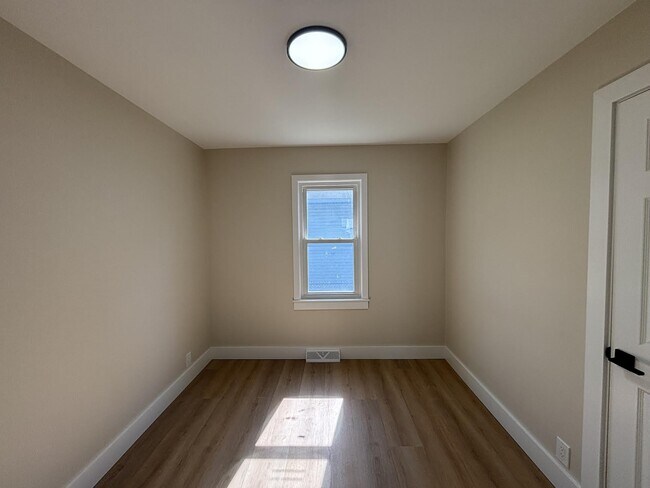 Building Photo - Charming 3-Bedroom Haven in Burton: Pet-Friendly Bliss with Modern Amenities!