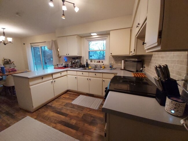 Building Photo - Nice 3 Bedroom 2 Bathroom House in Somerset