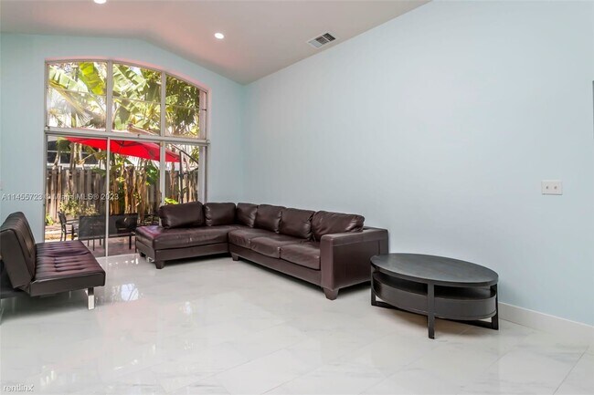 Foto del edificio - 3 br, 2 bath House - 16561 NW 5th St # 16561