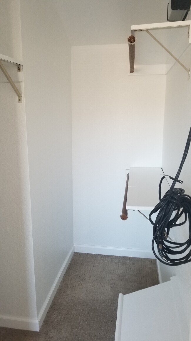 Vestidor en el segundo dormitorio - 129 S Voluntario St