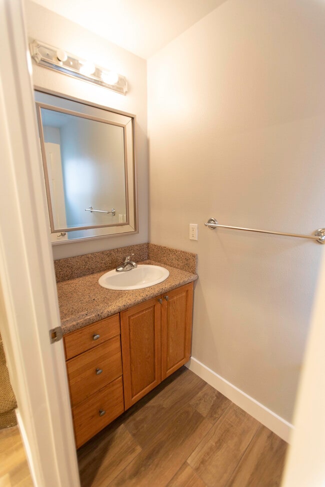 Powder room - 8020 Telegraph Rd