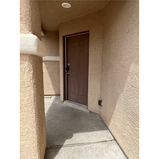 Building Photo - Wonderfully refreshed 3 bedroom home featu...