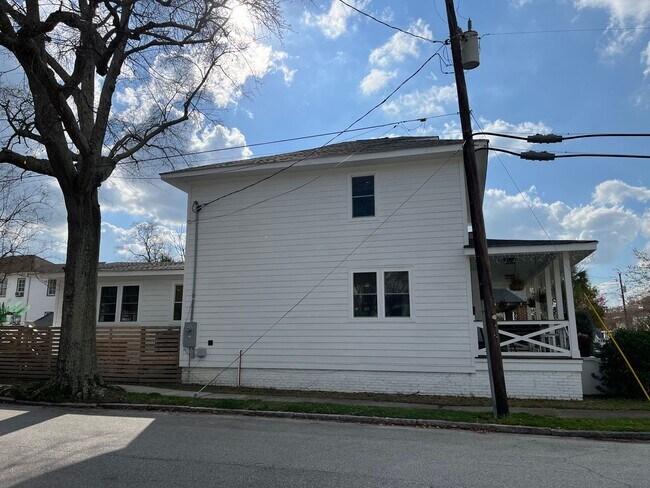 Building Photo - 4 Bedroom 3 Bath Furnished House in Downto...