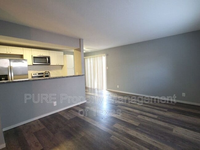 Building Photo - 5808 Wellington Dr