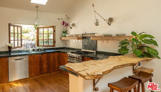 Foto del edificio - 8978 Wonderland Park Ave