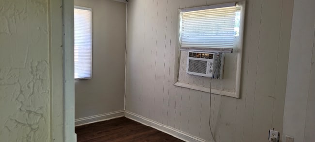 Building Photo - 205-437 Holt Ave