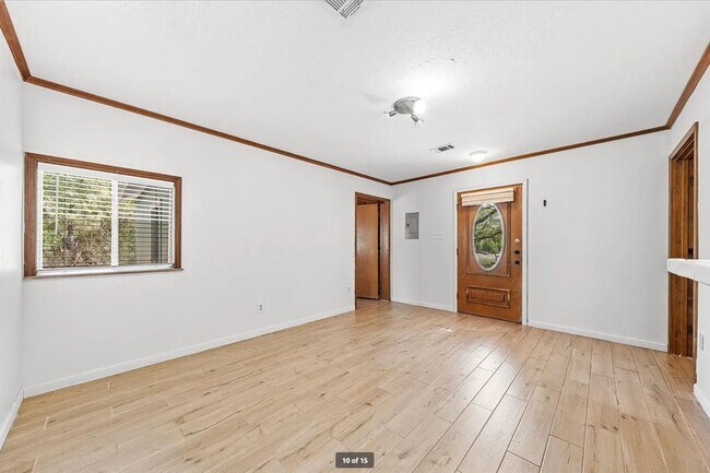 Foto del edificio - 301 Tatum Rd