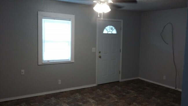 Building Photo - 2 bedroom 1 bath house in Stilwell
