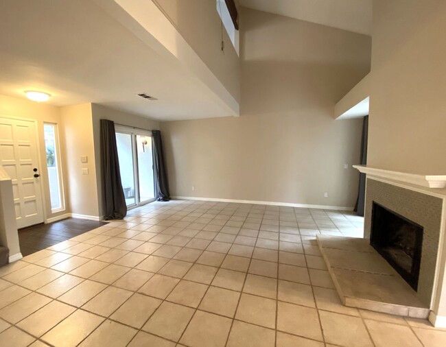 Building Photo - Spacious 2 Bedroom Escondido Condo!