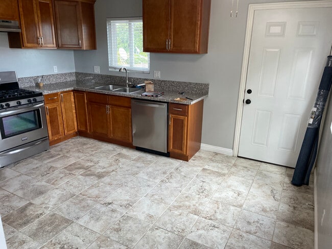 Foto del edificio - 5843 Myrtle Ave