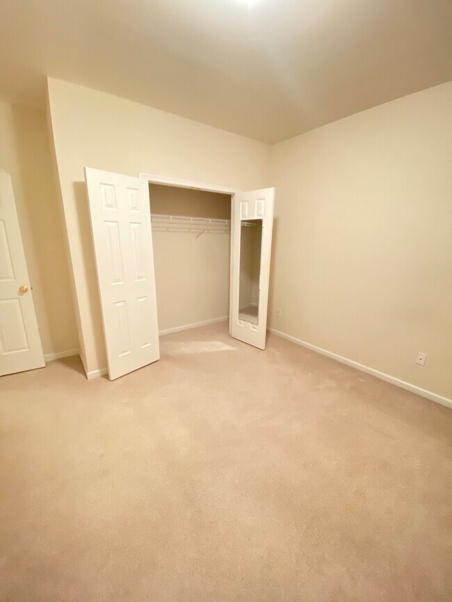 Bed-closet - 6353 Views Trce