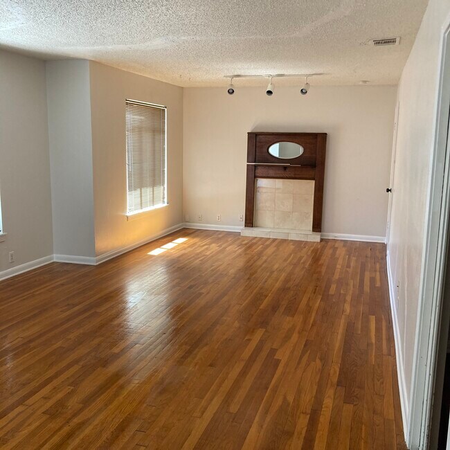Building Photo - 115 Coyle Pl