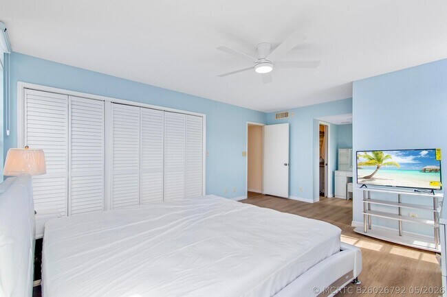 Building Photo - 2901 S Palm Aire Dr