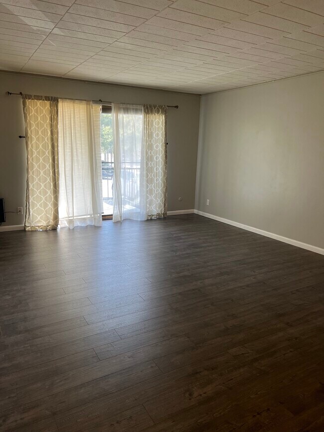 living room - 422 Forest Green Dr