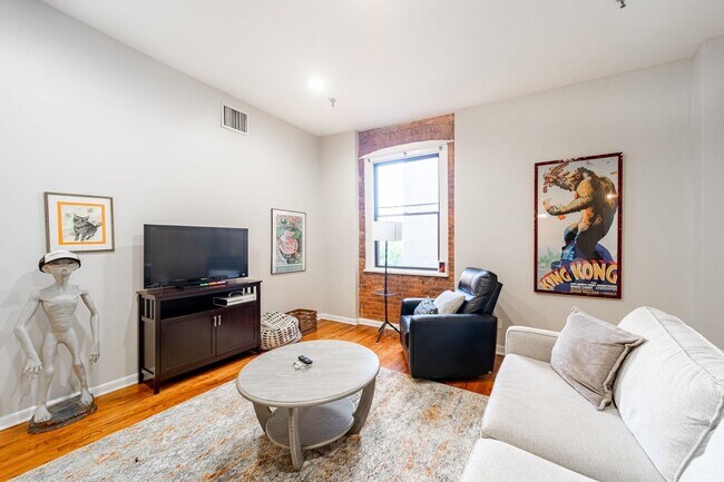 Building Photo - 347 Varick St