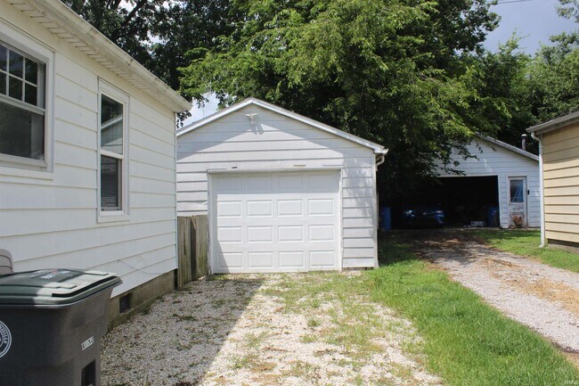 Building Photo - 2300 Haven Dr
